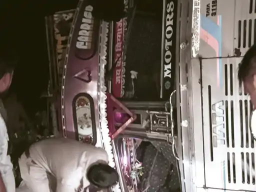 फिरोजाबाद में मोटरसाइकिल बचाने में ट्रक पलटा:चालक-परिचालक फरार, किसी के हताहत होने की खबर नहीं